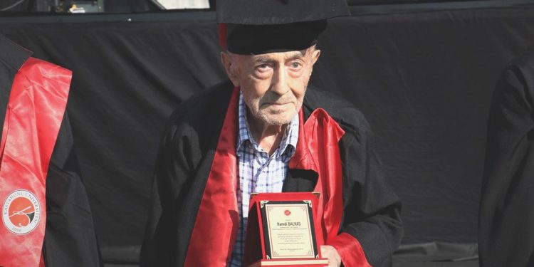 Fotoğraf tutkusunu 82 yaşında diplomayla taçlandırdı