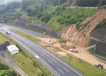 Heyelan nedeniyle kapatılan Anadolu Otoyolu’nda çalışmalar sürüyor