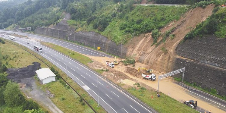Heyelan nedeniyle kapatılan Anadolu Otoyolu’nda çalışmalar sürüyor