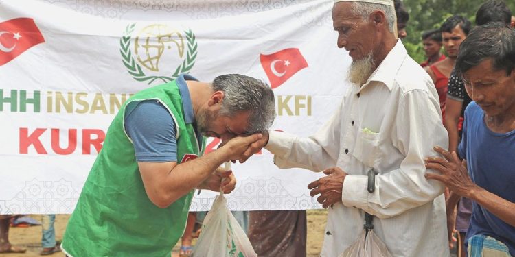 İHH Suriye’de 185 binden fazla şahsa kurban eti ulaştırdı