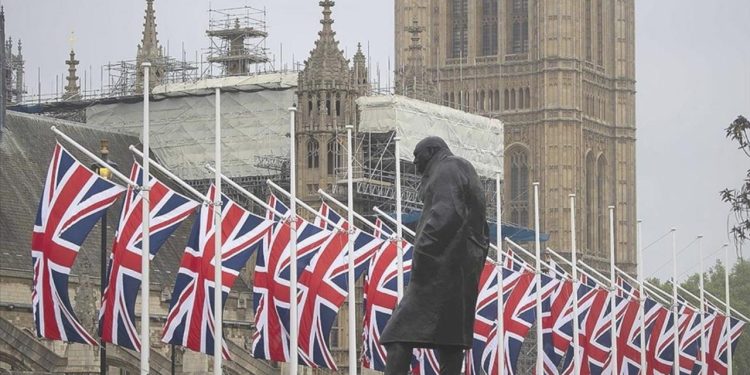 İngiltere iktisadı mayısta daraldı