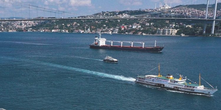 İstanbul Boğazı gemi trafiğine açıldı
