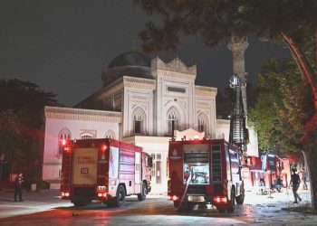 İstanbul’daki tarihi mescitte yangın