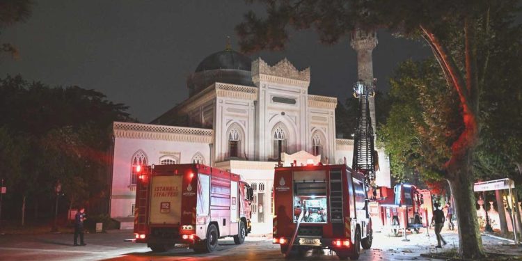 İstanbul’daki tarihi mescitte yangın