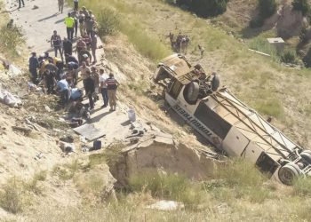 Kars’ta yolcu otobüsü şarampole uçtu