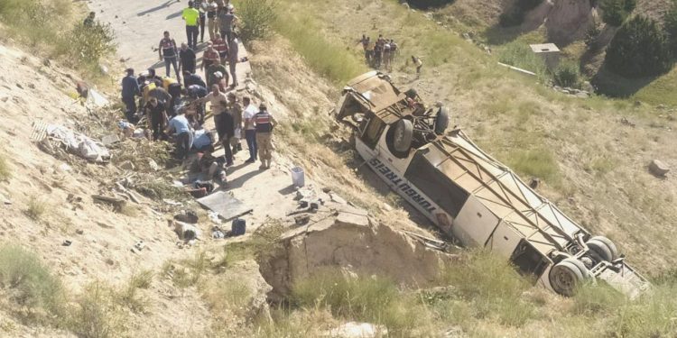 Kars’ta yolcu otobüsü şarampole uçtu