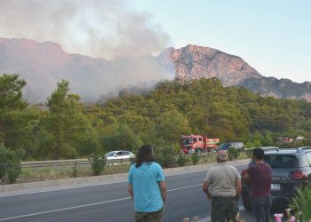 Kemer’de yangın: Meskenler ve hastane tahliye edildi