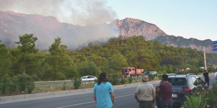 Kemer’de yangın: Meskenler ve hastane tahliye edildi