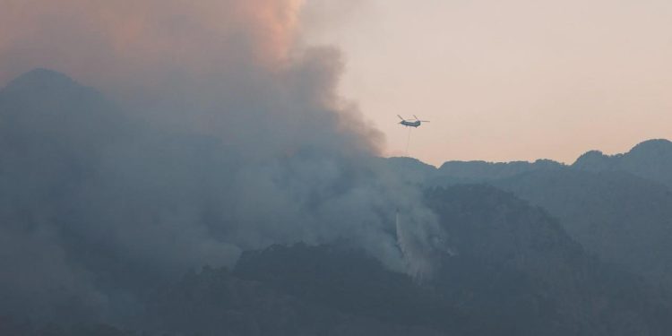 Kemer’deki orman yangını denetim altını alındı