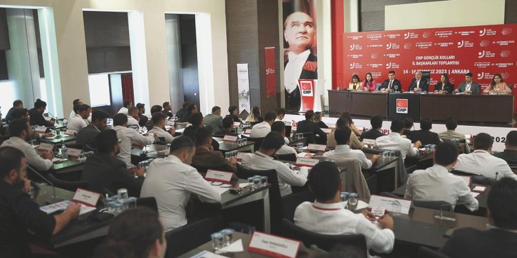 Kılıçdaroğlu, partisinin gençlik kolları vilayet liderleriyle buluştu