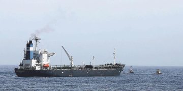 Kızıldeniz’de 8 yıldır demirli olan petrol tankeri tahliye ediliyor