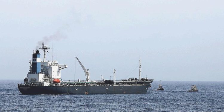 Kızıldeniz’de 8 yıldır demirli olan petrol tankeri tahliye ediliyor