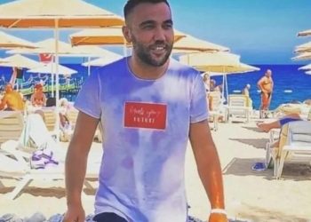 Küçük kızının yanında pompalı tüfekle öldürüldü