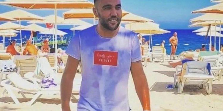 Küçük kızının yanında pompalı tüfekle öldürüldü