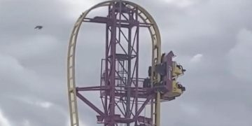 Lunaparkta korkutan anlar: Tren arızalandı, 30 metrede asılı kaldılar