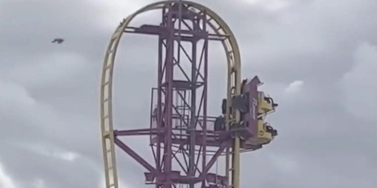 Lunaparkta korkutan anlar: Tren arızalandı, 30 metrede asılı kaldılar