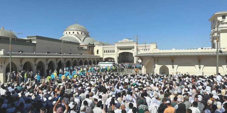 Menzil cemaati önderi son seyahatine uğurlandı