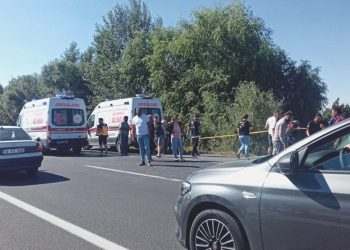 Minibüs devrildi, üç tarım çalışanı hayatını kaybetti