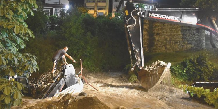 Ordu’da sağanak: Dere taştı, yollar göle döndü