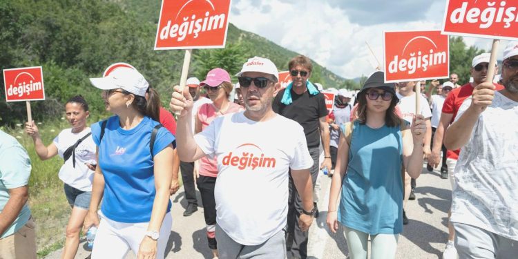 Tanju Özcan’ın yürüyüşü sürüyor: Dört gün sonra CHP Genel Merkezi’nde