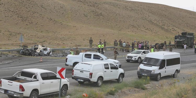 Van’da askeri araç kaza yaptı: 1 meyyit, 12 yaralı