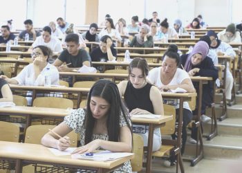 Yüzbinlerce kişi KPSS’de ter döktü