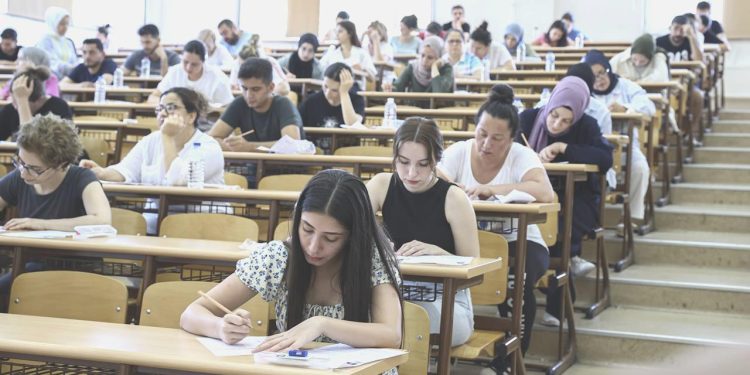 Yüzbinlerce kişi KPSS’de ter döktü