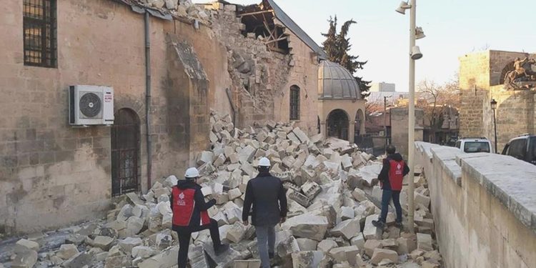 Zelzelede ziyan gören tarihi yapıların inşasına başlanıyor