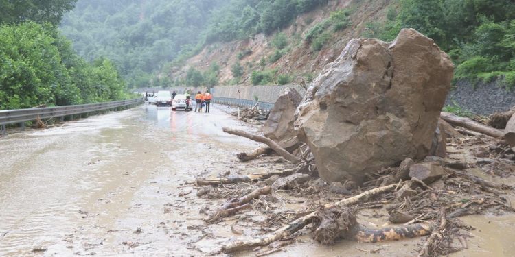 Zonguldak-İstanbul yolu trafiğe kapandı