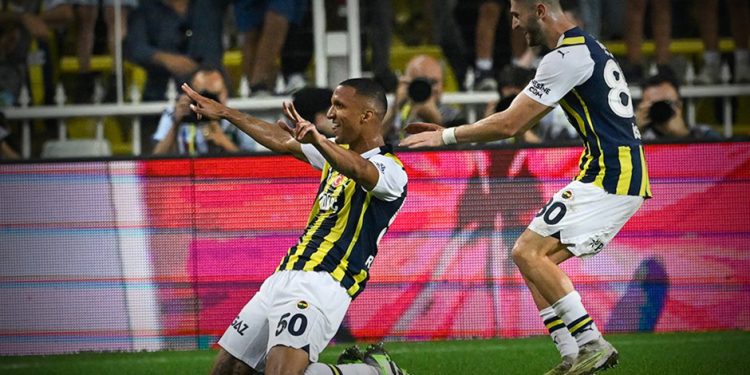 Fenerbahçe evinde 3 golle kazandı