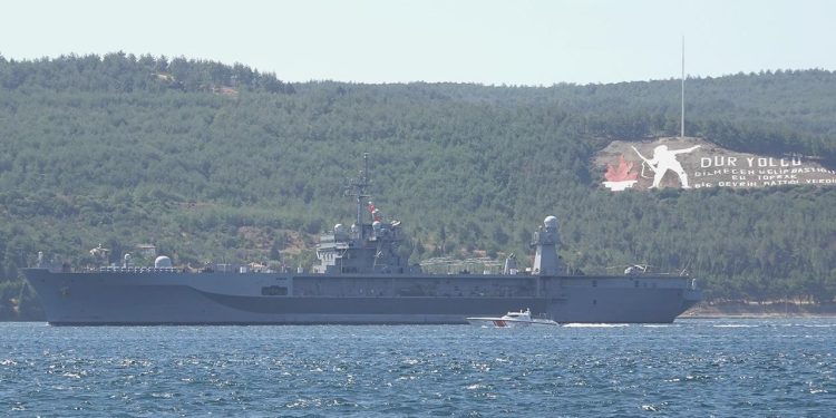 ABD Donanması’na ilişkin USS Mount Whitney Çanakkale Boğazı’ndan geçti
