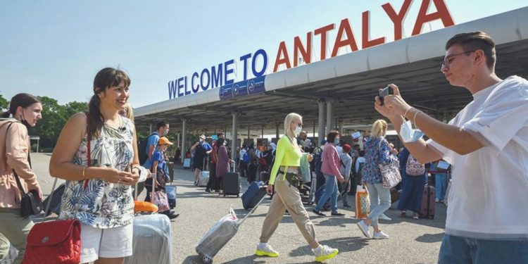 Antalya Havalimanı’nda uçak ve yolcu trafiğinde rekor kırıldı