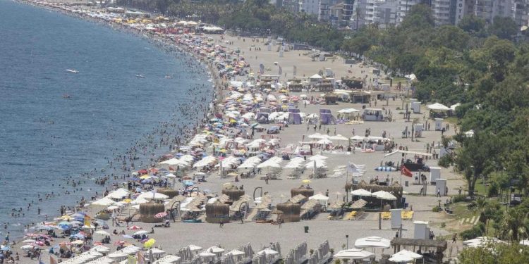 Antalya Valisi Şahin: turist vizesiyle gelenler hiçbir suretle ticari faaliyette bulunamazlar