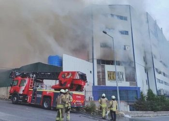 Arnavutköy sanayi bölgesinde fabrika yangını