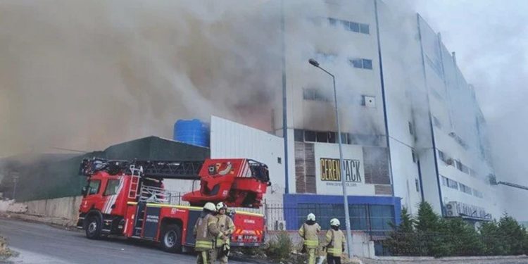 Arnavutköy sanayi bölgesinde fabrika yangını