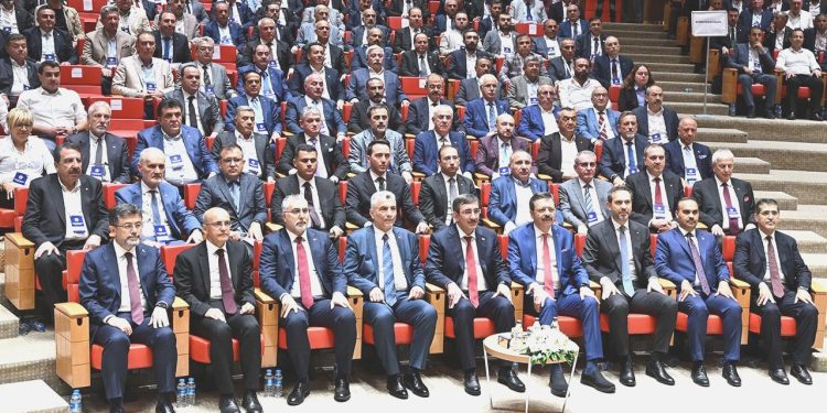 Bakanlar ve Hisarcıklıoğlu’ndan değerlendirme! İktisat Şurası’nda neler konuşuldu?