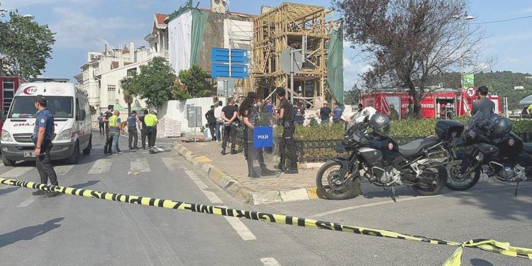 Beşiktaş’ta tadilattaki binada çökme: 1 meyyit