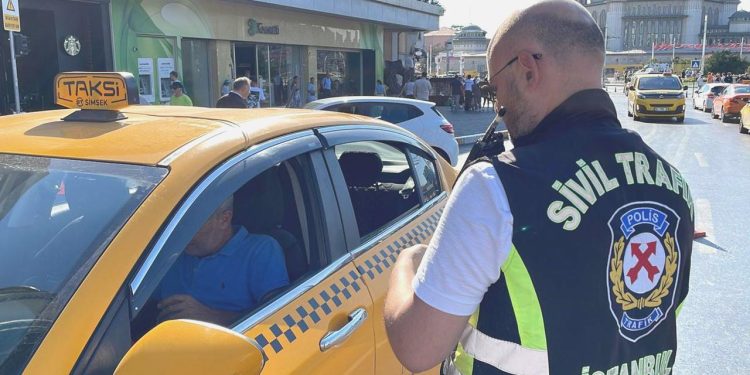 Beyoğlu’nda taksicilere yönelik kontrol: 8 şahsa 436 lira ceza kesildi