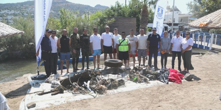 Bodrum’da deniz tabanı paklığı Küçükbük Koyu’nda sürdü