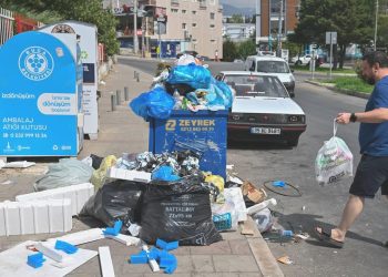 Buca’da personeller iş bıraktı, sokaktaki çöpler toplanmadı