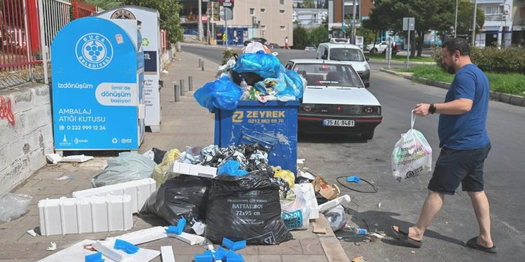 Buca’da personeller iş bıraktı, sokaktaki çöpler toplanmadı