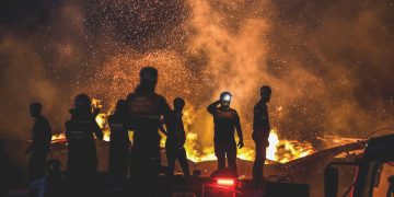 Bursa sanayi bölgesinde büyük yangın: Alevler 10 fabrikaya sıçradı