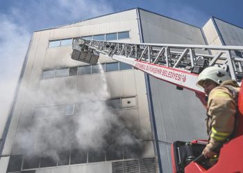 Cam üretim tesisindeki yangın 20 saatte söndürüldü