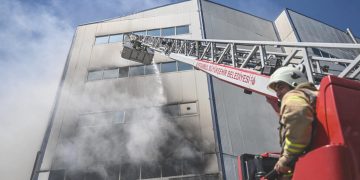 Cam üretim tesisindeki yangın 20 saatte söndürüldü