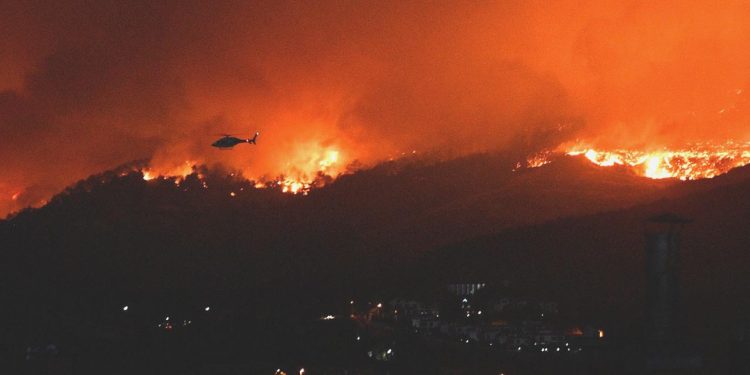 Çanakkale’de büyük yangın! Havadan ve karadan müdahale sürüyor