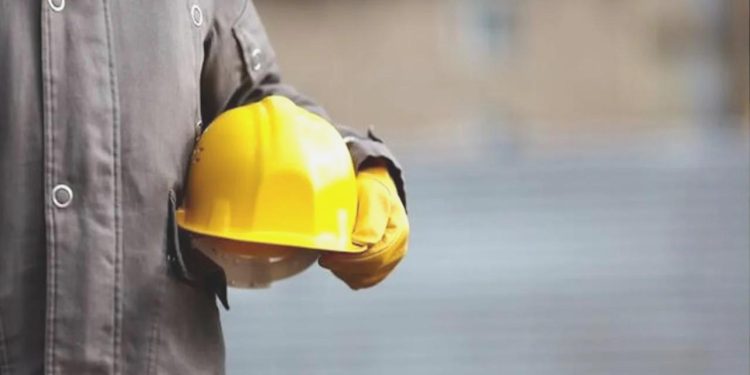 Çatıdan düşen 43 yaşındaki personel hayatını kaybetti