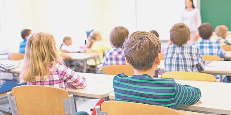 Devletin dağıttığı kitap kapağı açılmadan geri dönüşüme!