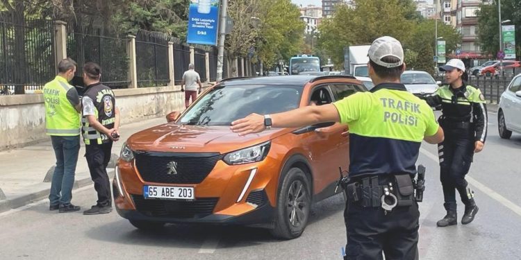 EGM’de trafik kontrolü: 472 ticari araca trafikten men