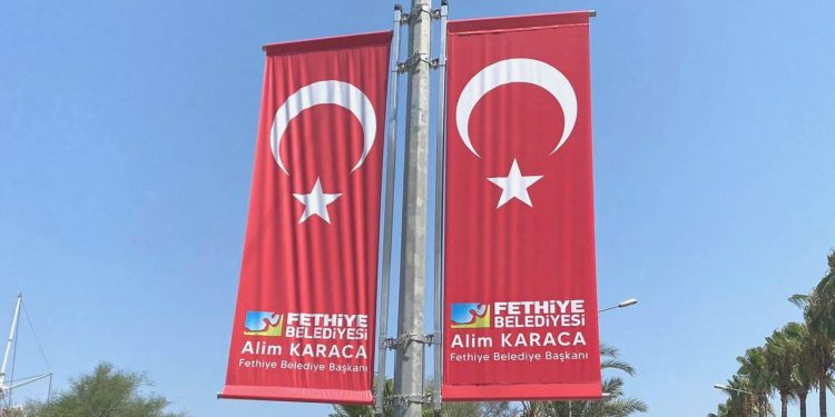 Fethiye’de belediyenin afişine isimli ve idari süreç