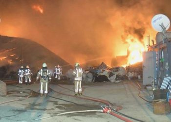 Geri dönüşüm tesisindeki yangın 30 işletmeye ziyan verdi